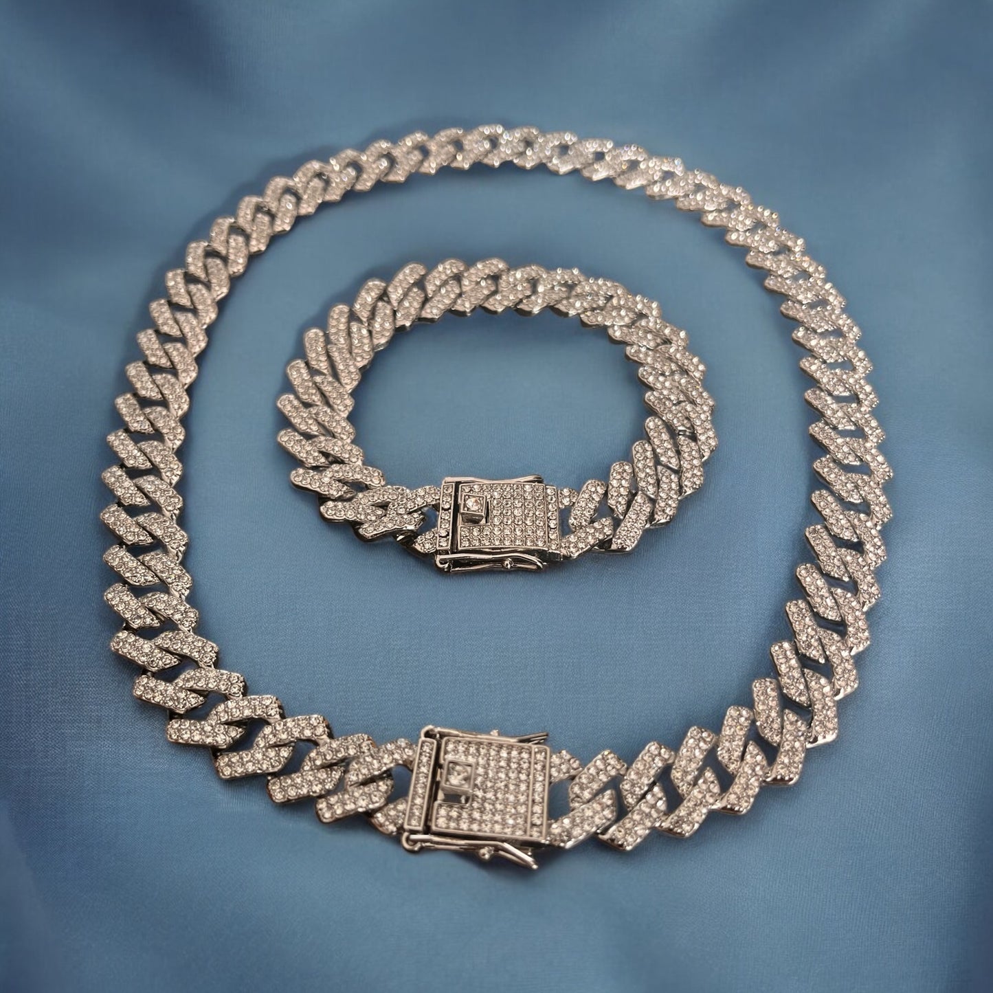 Set Chain Elegance