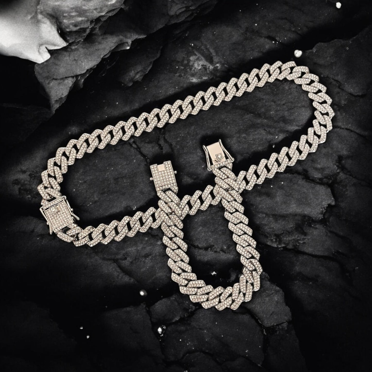 Set Chain Elegance