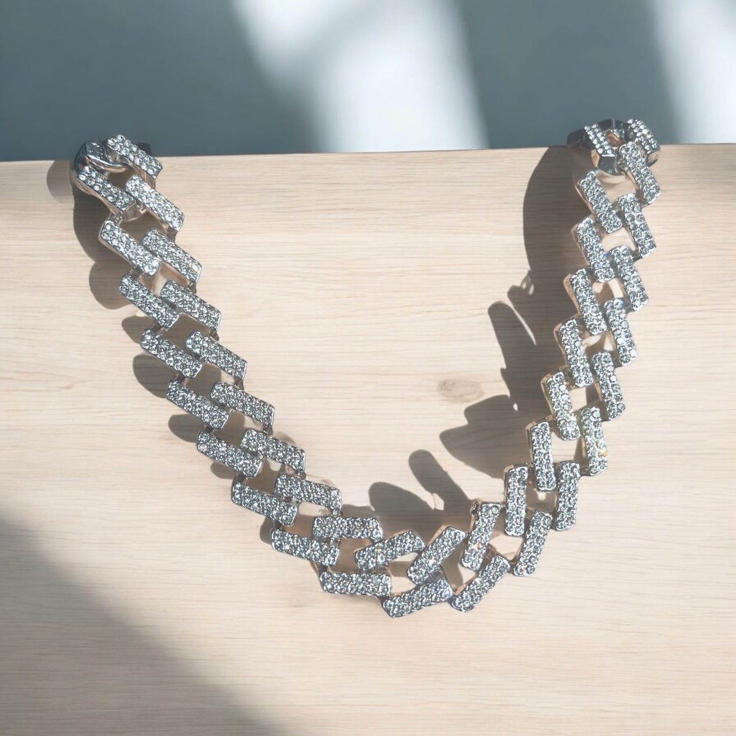 Set Chain Elegance