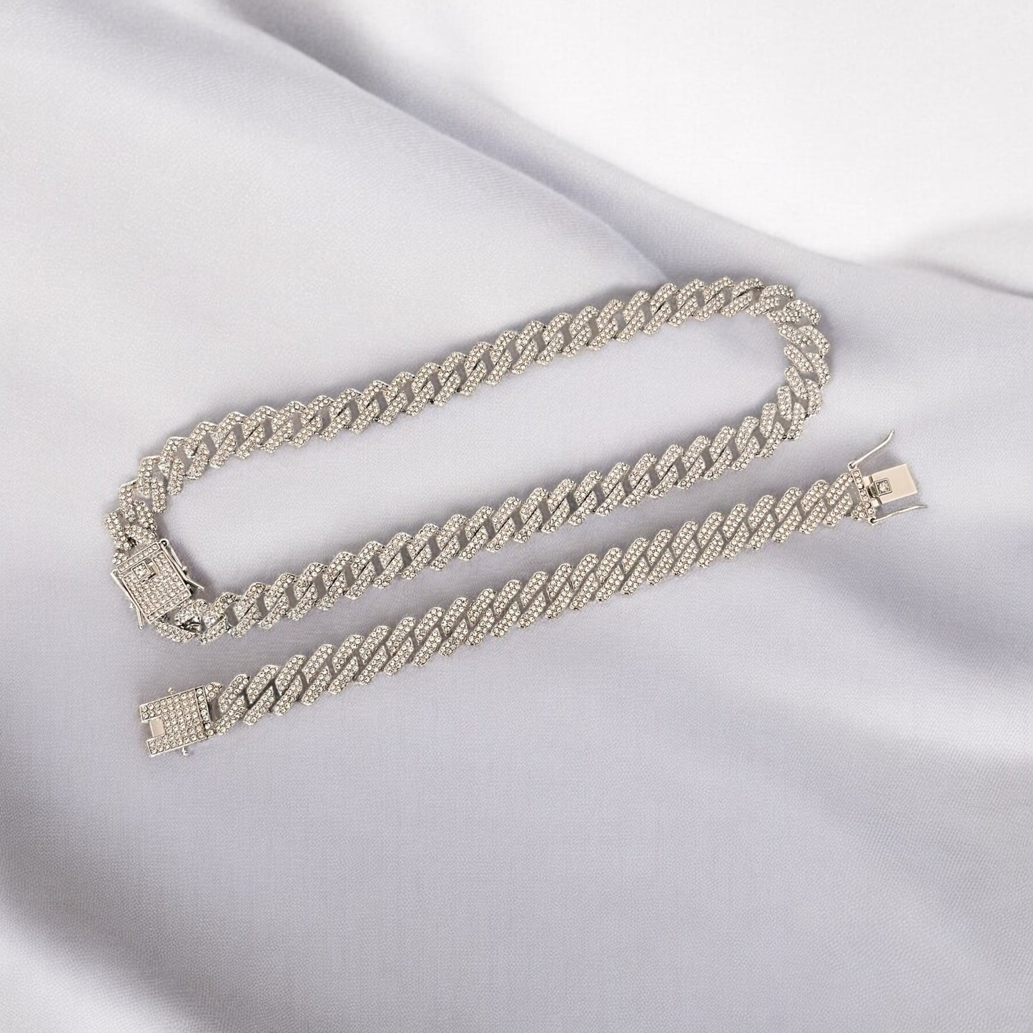 Set Chain Elegance